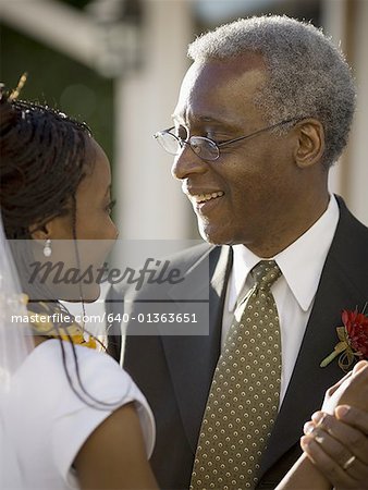 Gros plan d'un père avec sa fille à son mariage