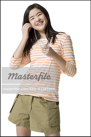 Gros plan d'une adolescente à l'écoute d'un lecteur MP3
