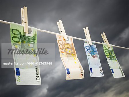 Nahaufnahme von Euro-Banknoten auf einer Wäscheleine gekoppelt