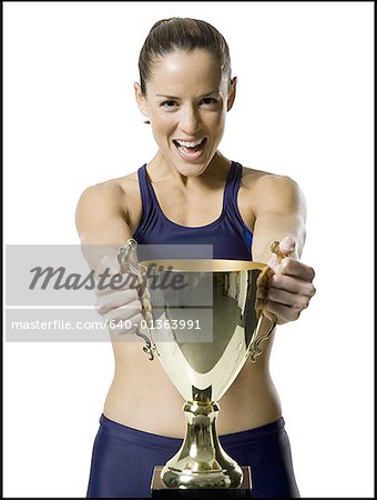 Portrait d'une femme tenant un trophée