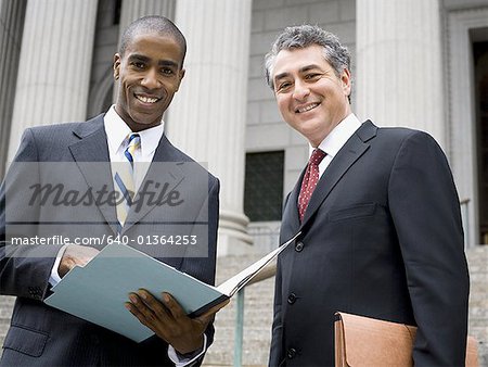 Vue d'angle faible de deux avocats souriant