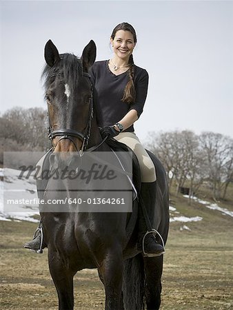 Portrait d'une femme adulte milieu un cheval