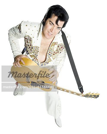 Obenliegende Bildniss ein Elvis-Imitator hält eine Gitarre