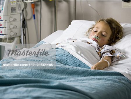 Jeune fille dans son lit d'hôpital avec respirateur