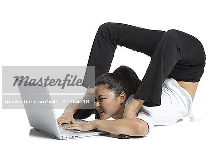 Femme d'affaires de contorsionniste