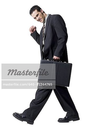 Portrait d'un homme portant une mallette et son poing de pompage