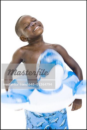 Garçon avec les maillots de bain et jouets gonflables
