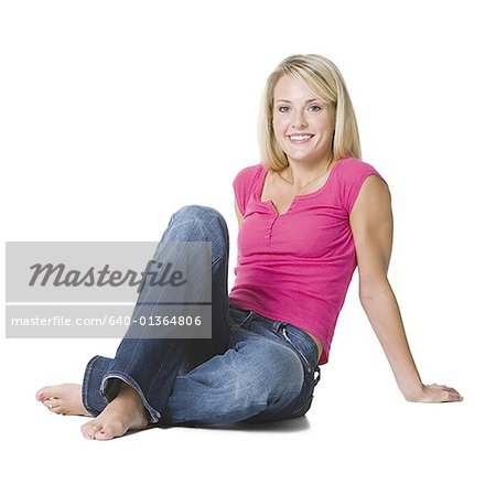 Porträt einer jungen Frau auf dem Boden sitzend