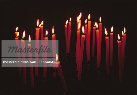Groupe de bougies allumées