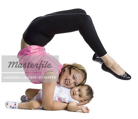 Fille et mère flexible