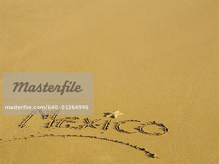 Vue grand angle du Mexique écrit dans le sable sur la plage