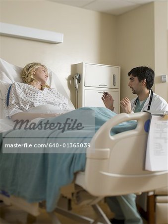 Patiente à un médecin de sexe masculin à l'écoute