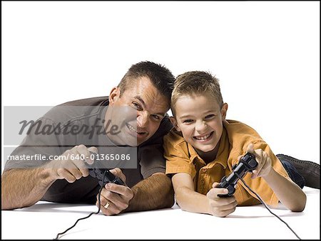 Père et fils, jouer à un jeu vidéo