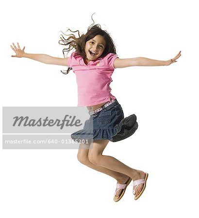 Une jeune fille sautant dans les airs