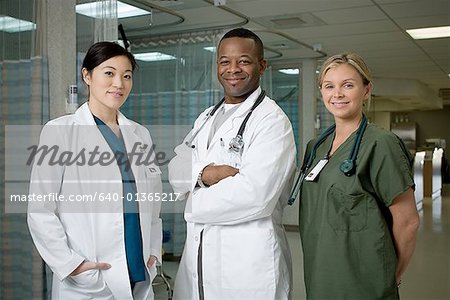 Portrait d'un médecin de sexe masculin et deux femmes médecins souriant