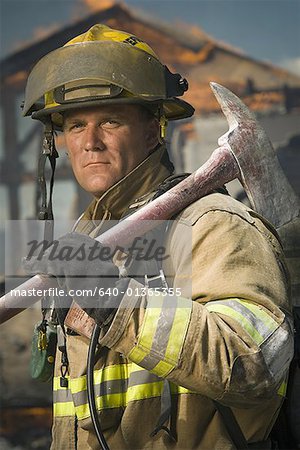 Portrait d'un pompier avec une hache
