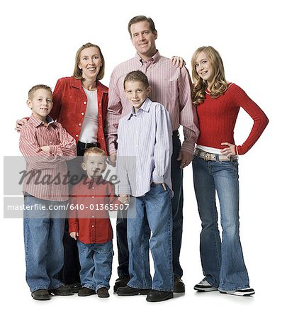 Portrait d'un milieu permanent de couple adulte avec leurs quatre enfants