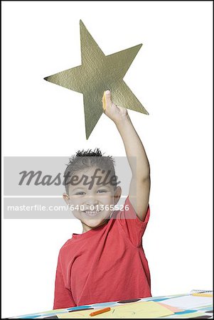 Portrait d'un garçon tenant une étoile