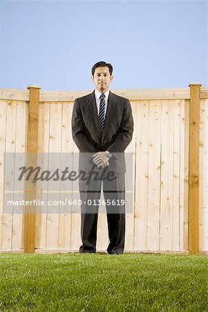 Faible angle vue d'un homme d'affaires debout devant un mur