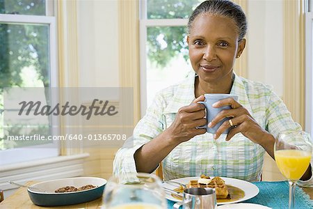 Portrait of a senior Woman frühstücken