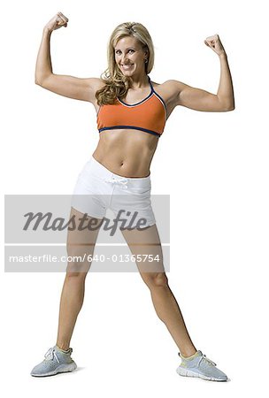 Porträt einer Frau, die ihre Muskeln beugen