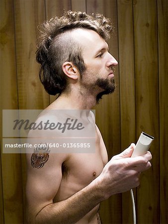 Mann mit Tattoo und Rasiermesser