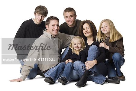 Portrait d'une famille assis ensemble