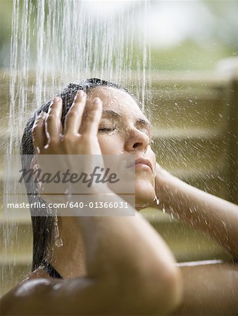 Voir le profil:: une femme adulte, prendre une douche
