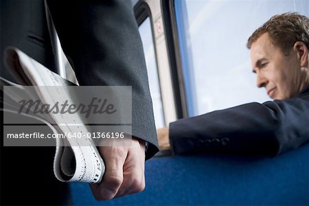 Nahaufnahme eines Mannes Hand hält eine Zeitung