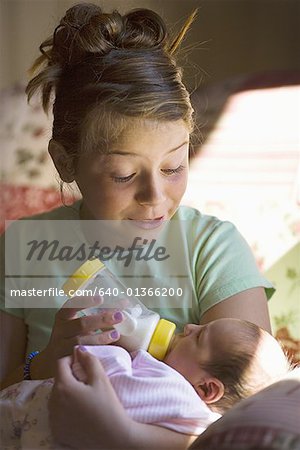 Mutter, Fütterung ihr Babymädchen eine Flasche Milch
