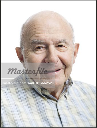 Portrait d'un homme senior souriant