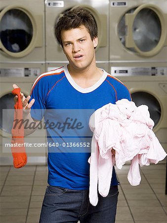 Homme avec chaussette rouge et rose vêtements à la laverie