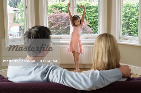 Parents regarder fille spectacle Ballet