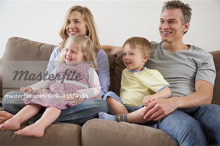 Famille, regarder la télévision