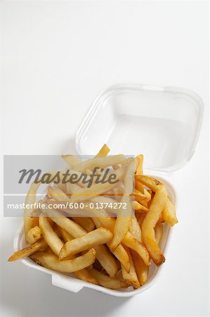 Frites dans des contenants en styromousse