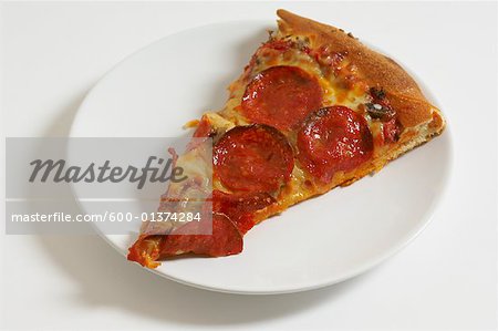 Stück Pizza auf Platte