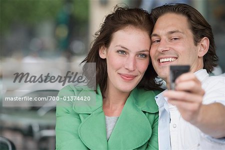 Couple en prenant l'auto-portrait avec le téléphone appareil photo