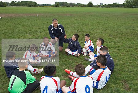 Joueurs de soccer avec Coach