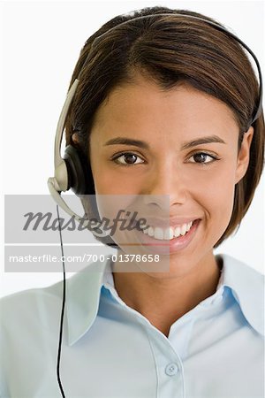 Femme à l'aide du casque téléphonique