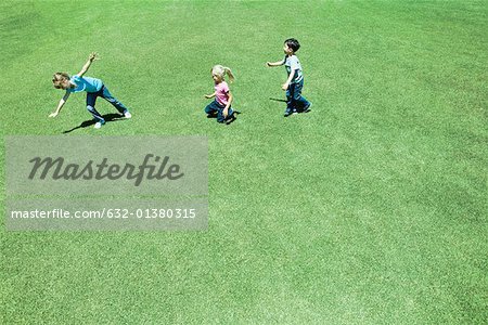 Kinder spielen auf Gras, erhöhte Ansicht