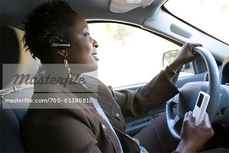 Frau fahren mit Mp3-Player und Handy-Hörer