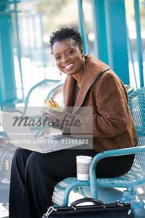 Portrait de femme avec un téléphone cellulaire et ordinateur portable