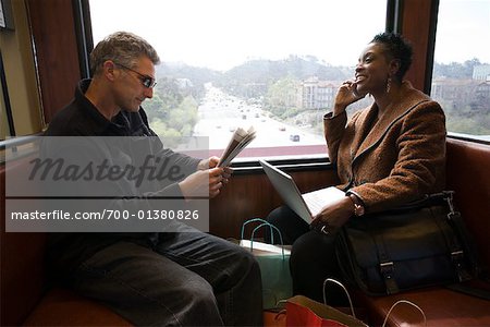 Femme et homme sur Train