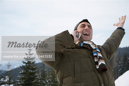 Homme hurlant dans téléphone cellulaire