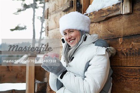 Femme buvant un chocolat chaud en hiver