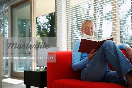 Femme lisant à l'intérieur