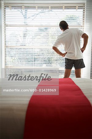 Homme qui s'étend du matin