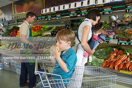 Mutter und Kinder einkaufen