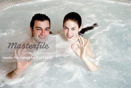 Ein Mann mit zwei Frauen in einem Spa Whirlpool