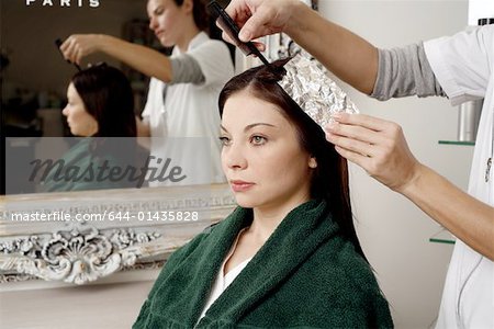 Jeune femme à avoir les cheveux coloré